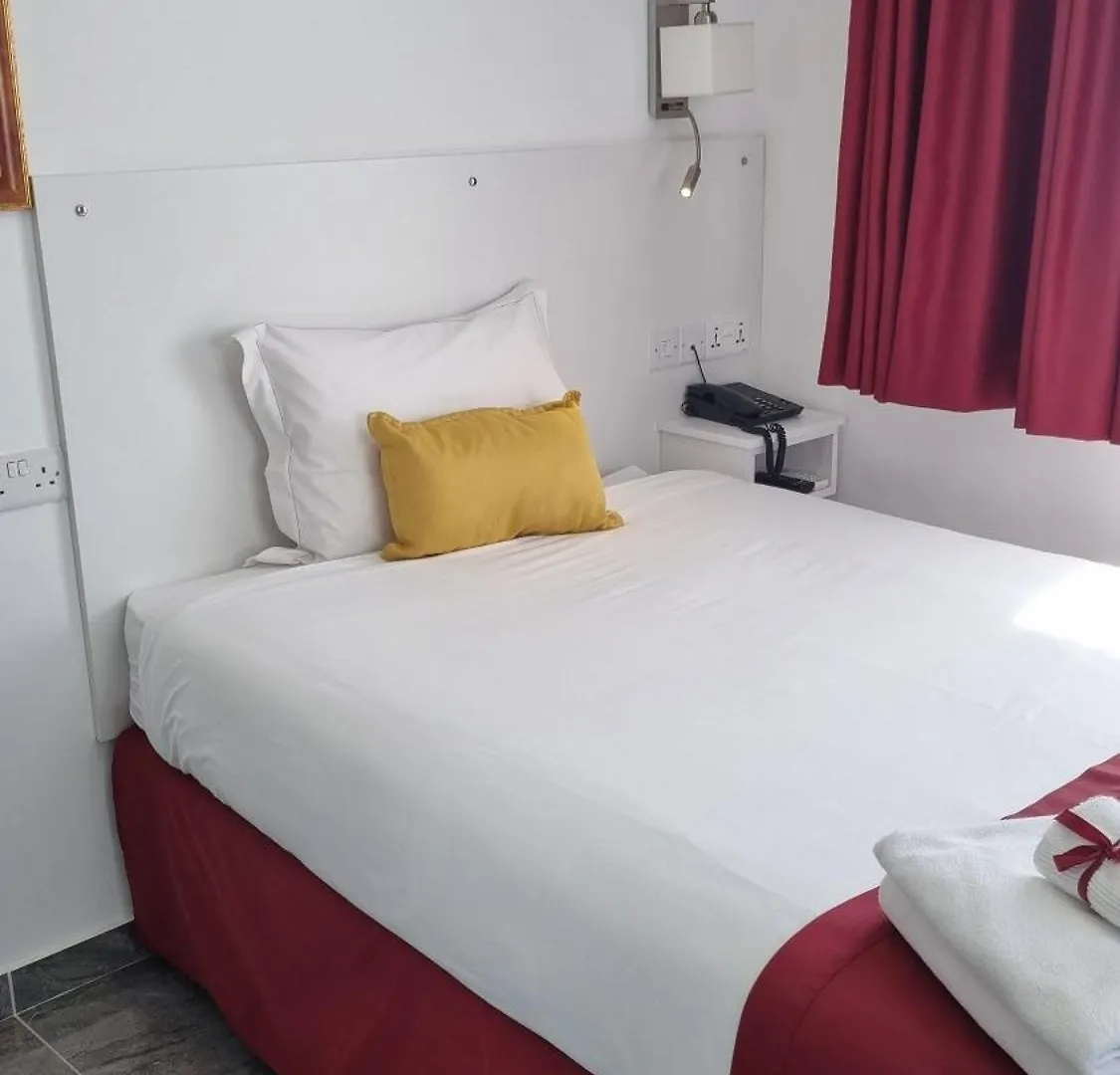 לרנקה Art & Wine Boutique Hotel מלון דירות