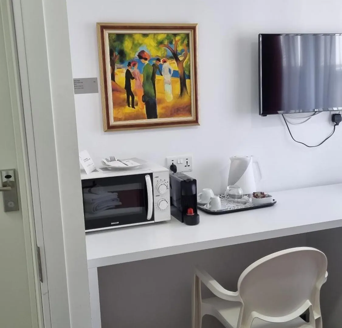 לרנקה Art & Wine Boutique Hotel מלון דירות