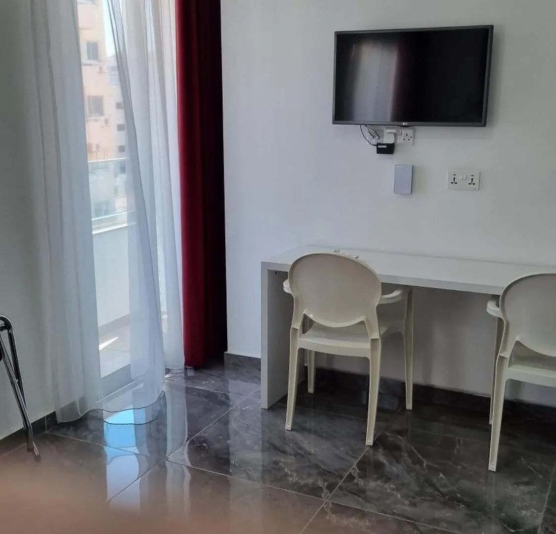 מלון דירות לרנקה Art & Wine Boutique Hotel