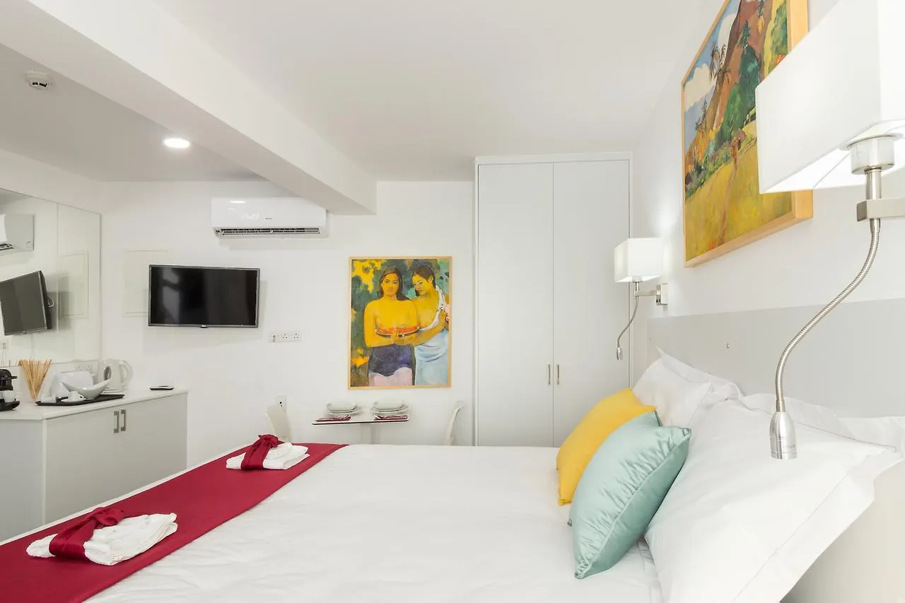 מלון דירות לרנקה Art & Wine Boutique Hotel