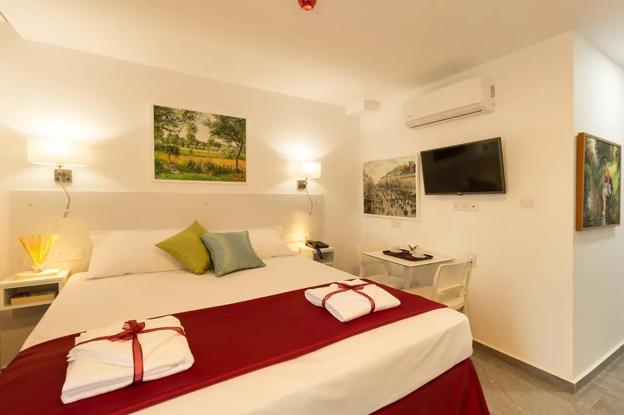 לרנקה Art & Wine Boutique Hotel מלון דירות