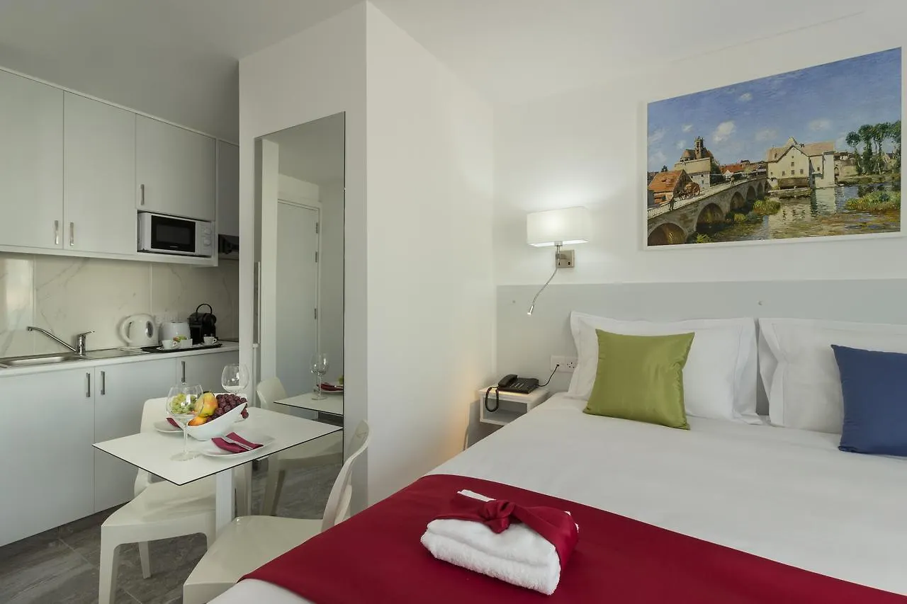 לרנקה Art & Wine Boutique Hotel מלון דירות