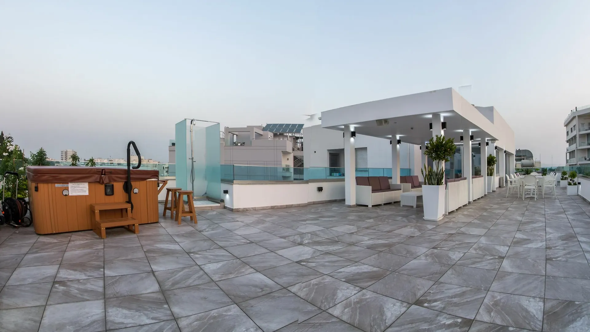 מלון דירות לרנקה Art & Wine Boutique Hotel