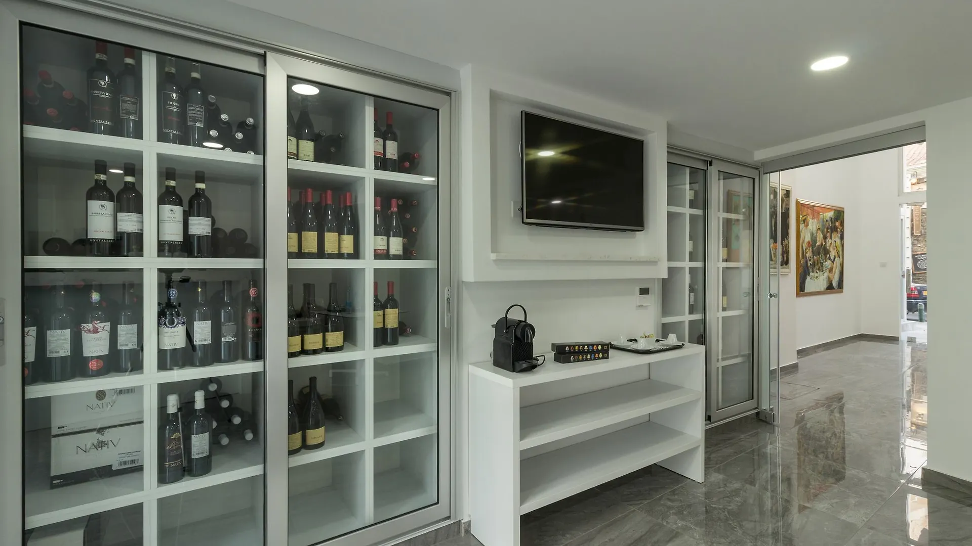 לרנקה Art & Wine Boutique Hotel מלון דירות